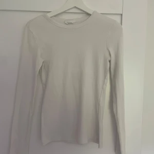Vit långärmad basic tröja - Fin långärmad tröja från Gina tricot i storlek S 