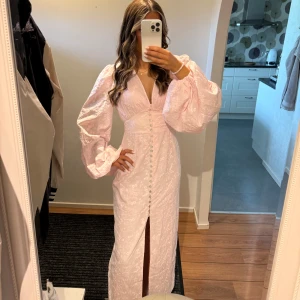 Adoore klänning - Säljer denna superfina adoore klänningen i färgen ”Pink Embroidery” i strl 38. Helt slutsåld online!!! Alla etiketter finns kvar helt oanvänd endast testad💖