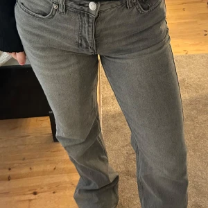 Gråa utsvängda jeans från Gina tricot - Ett par grå bootcut jeans från gina tricot, så gott som nya. Jättesköna och stretchiga. Jag är 155cm å de är lite för långa för mig. Storlek 32 men passar de som har 36. Mid waist!