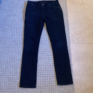 Svarta Nudie Jeans - Nudies i storlek 31/32! Modell Thinn Finn. Schyssta svarta som går med allt, testa styla med mer från vår plick! Mått: 39,102/72,17. Modellen är 178,65kg. Skickar snabbt, Elmgren Closet på TikTok