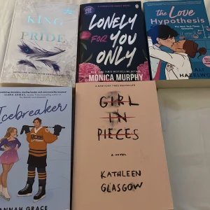 Bokpaket med fem romaner - Säljer ett bokpaket med fem olika romaner. Inkluderar titlar som 'King of Pride', 'Lonely for You Only' , 'The Love Hypothesis', 'Icebreaker’  och 'Girl in Pieces'. Perfekt för dig som älskar romantik och drama! Meddela mig om vilken du vill köpa eller om du vill köpa flera st💞💞