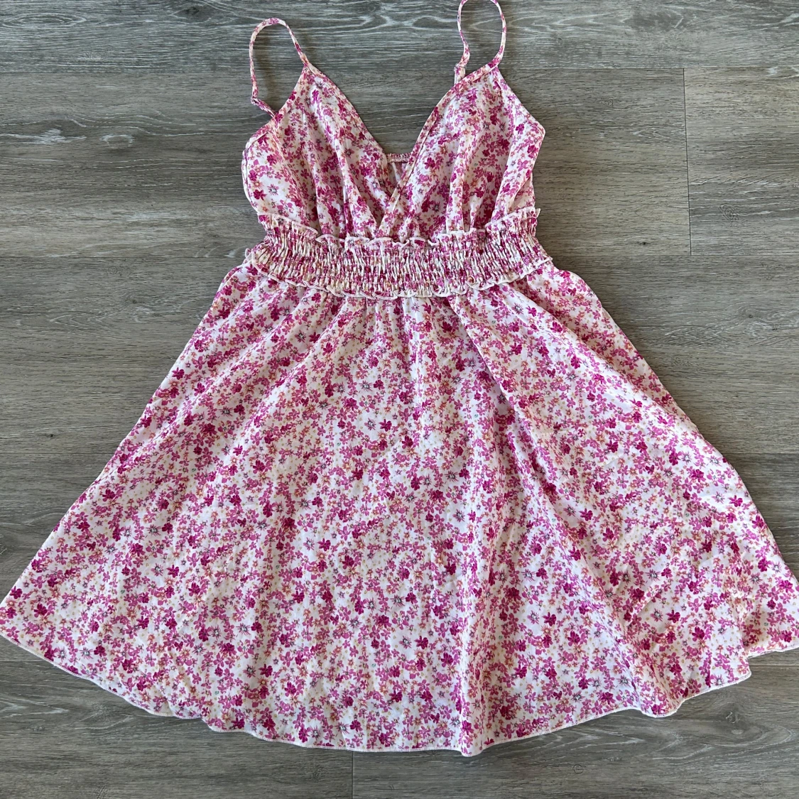 Blommig sommarklänning med smockdetalj