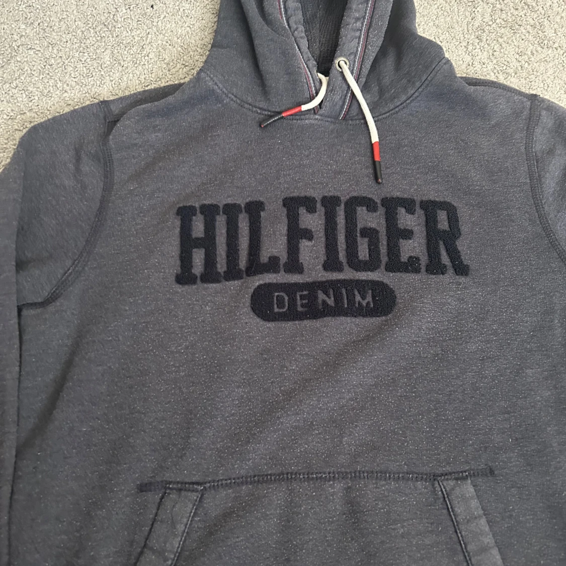 Grå hoodie från Hilfiger Denim - 1