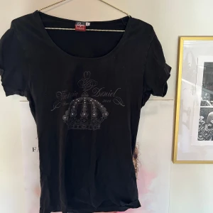 Cool tröja me rhinestones  - As cool t-shirt som har lite insydd passform och rhinestones. Osäker på märke, runt strl S💕