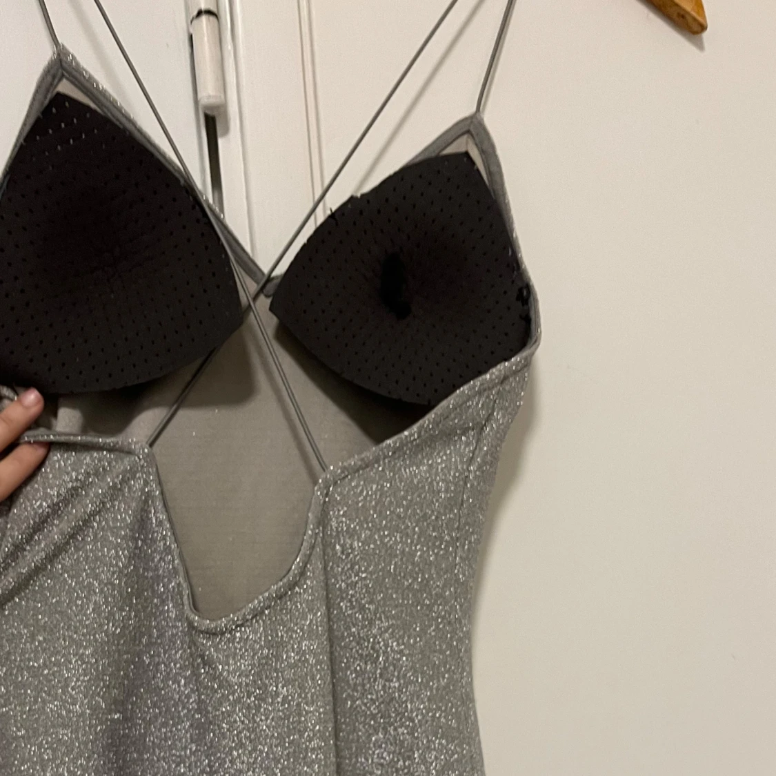 Glittrig silverklänning med smala axelband - 2