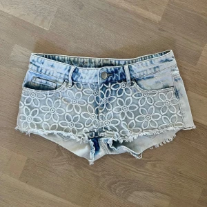 Lågmidjade spets shorts  - Superfina lågmidjade shorts med spetsdetaljer 