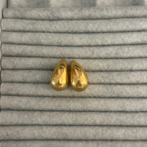 Guldörhängen - Snygga guldiga örhängen i en elegant droppform. Perfekta för att ge en stilren touch till din outfit. De är enkla att bära och passar till många olika tillfällen. De är guldplaterade! 