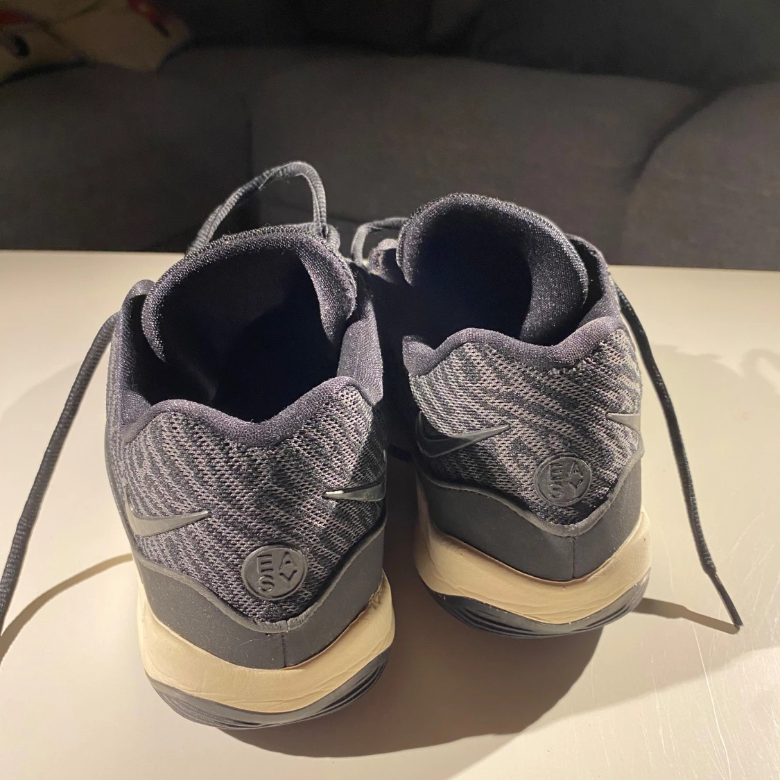 Svarta KD16 basketball skor med mönstrad sula - 1