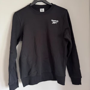 Svart tröja från Reebok - Storlek S