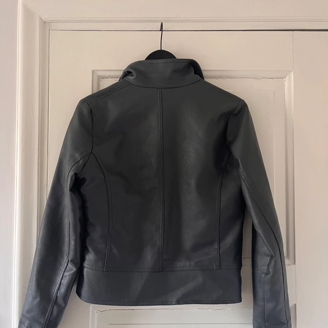 Svart skinnjacka med dragkedja - 1