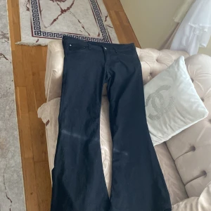 Svarta bootcut jeans - Snygga svarta bootcut jeans med klassisk femficksdesign. Perfekta för en stilren look. Passar bra till både sneakers och klackar. Och helt nya har inte anvents. (: