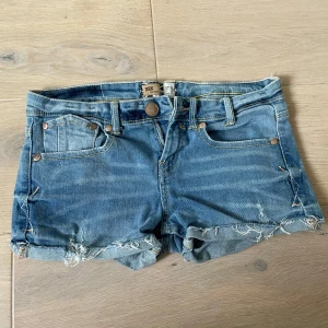 Low waist jeansshorts  - Lowwaist jeansshorts som är perfekta till sommaren! Passar till allt💞 super fint skick!!💞 skicka prisförslag!🙌🏼