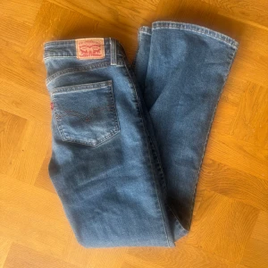 Superlow Boot Levi’s - Säljer dessa super snygga lågmidjade bootcut jeansen från levis. Dem är som nya då jag endast använt dem 1-2 gånger😍 Jag är 173 cm för referens Skriv om ni har några frågor!💕