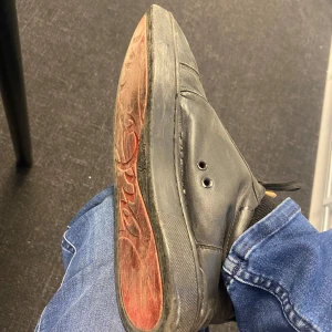 Svarta sneakers med snörning - Säljer ett par svarta loubs med snörning. Skorna har en rund tå och en diskret design som passar till många olika stilar. Perfekta för vardagsbruk. Är ganska använda men funkar, är dock ganska smutsiga.