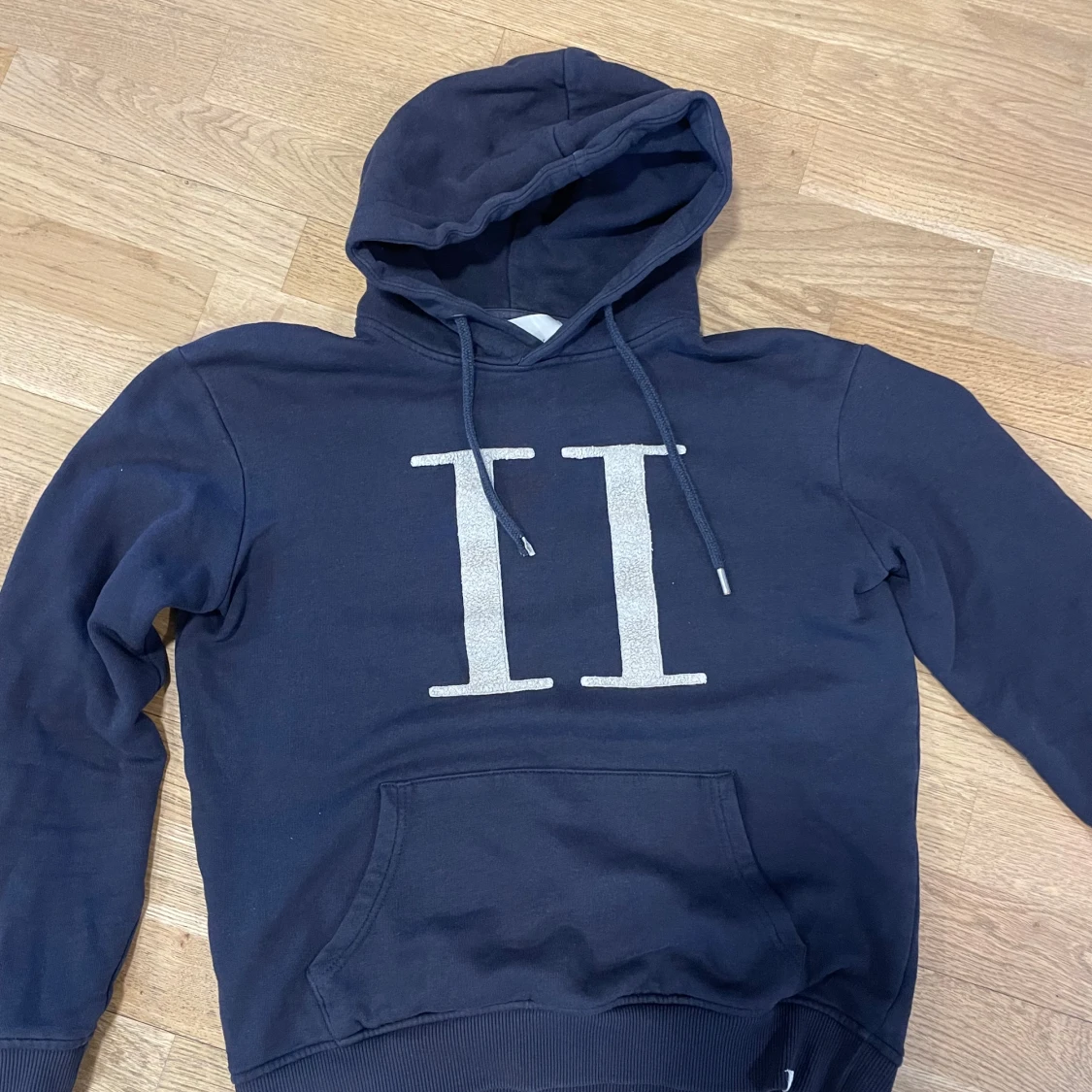 Mörkblå hoodie med tryck