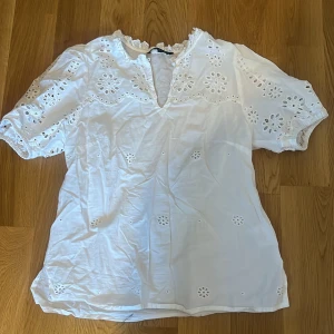 Fin vit blus - En jättefin blus som passar perfekt nu till sommaren☀️⛱️