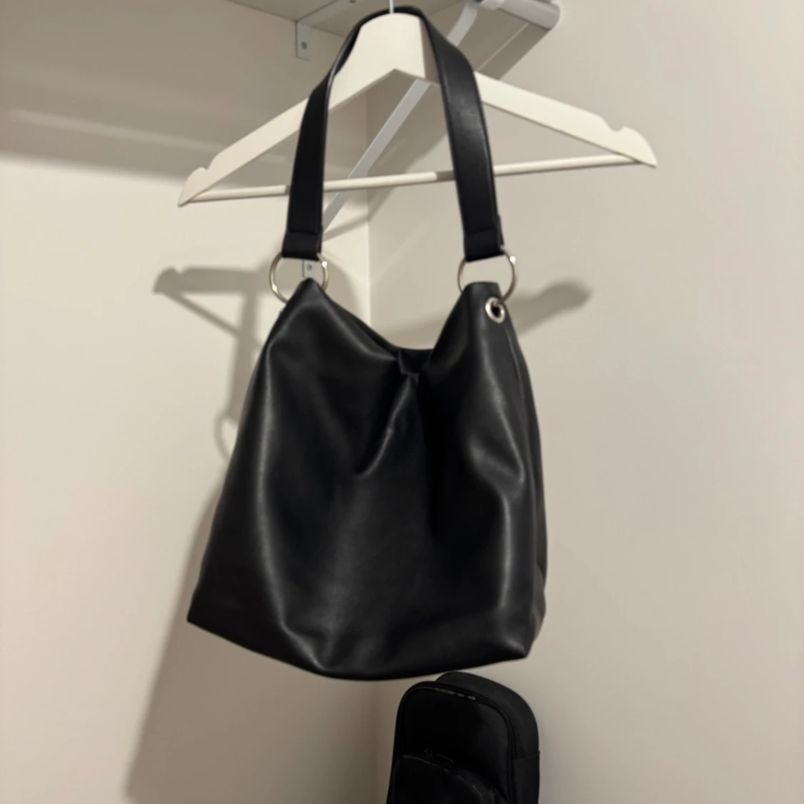 Svart axelväska i syntetläder