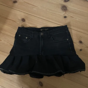 Volang jeanskjol - Såå snygg och cool svart volangjeanskjol 🩷🩷