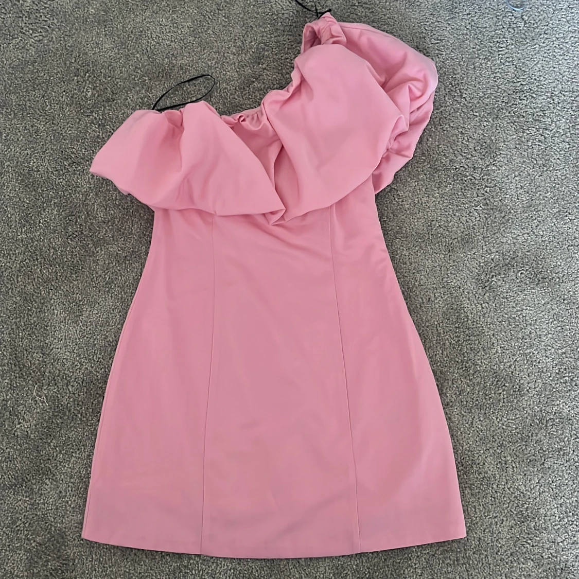 Rosa axelbandslös klänning - 1