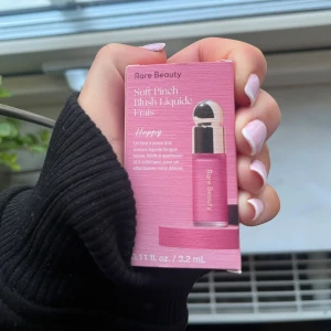 Rare Beauty Soft Pinch Liquid Blush - Säljer en flytande rouge från Rare Beauty i nyansen 'Happy'. Endast testad men färgen passade inte riktigt mig skriv för fler bilder eller frågor ❤️