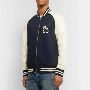 Svart och vit bomberjacka från Nudie Jeans - Snygg bomberjacka från Nudie Jeans i svart och vitt med dragkedja framtill. 