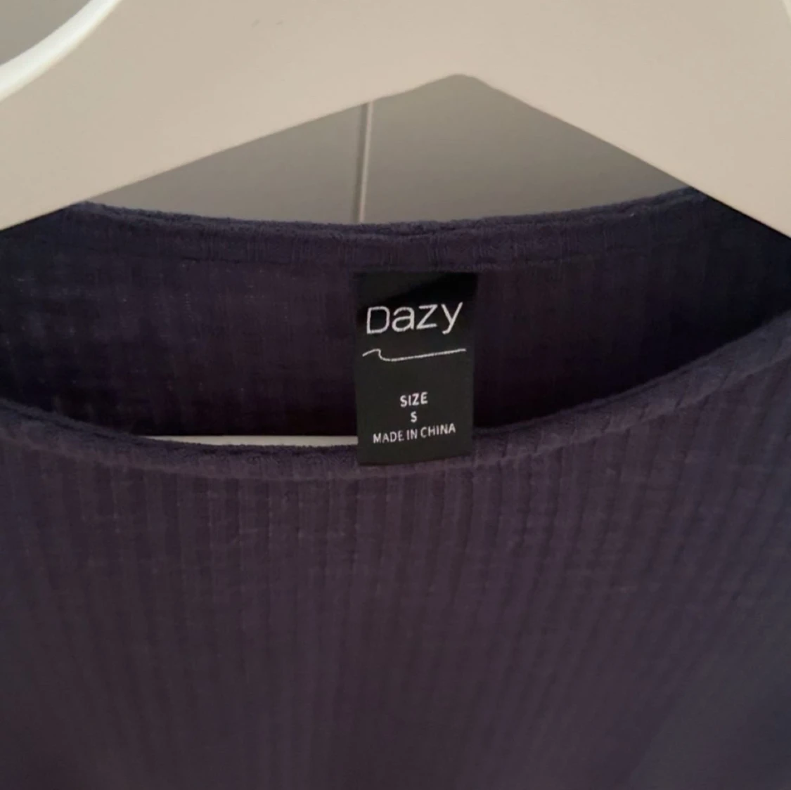 Mörkblå ribbad tröja från Dazy - 2