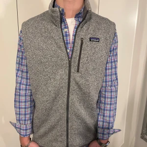 Patagonia väst  - Säljer en väldigt fet grå Patagonia väst i nyskick | Storlek L, men sitter mer som M (enligt mig) | Säljer även Ralph Lauren skjortan i första bilden (se profil) | Pris kan diskuteras vid snabb affär | Hör av er vid eventuella frågor!