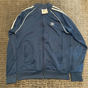 Blå tracktop från Adidas - Blå tracktop från adidas 