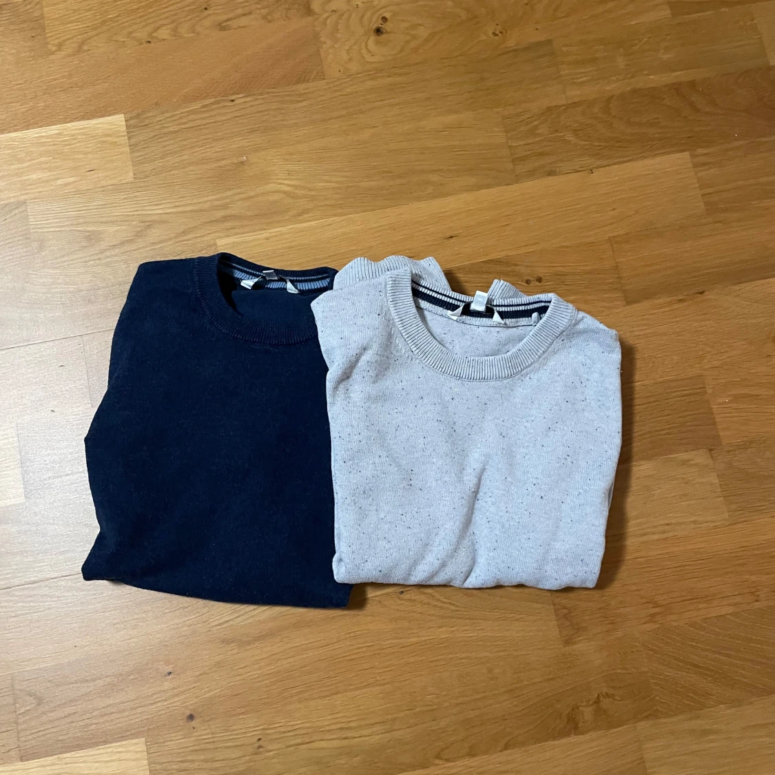 Två stickade tröjor  - 1