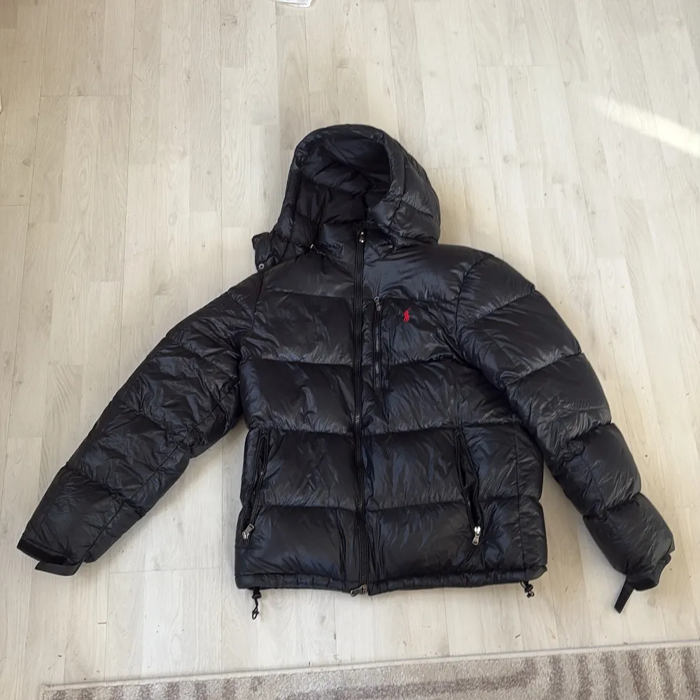 Säljer en svart dunjacka från Polo Ralph Lauren i mycket bra skick. Har använt Jackan några gånger då den är för stor för mig så jag vill sälja den. Hör av dig om du är intresserad . Takit.