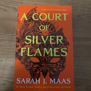 A Court of Silver Flames - Säljer boken 'A Court of Silver Flames' av Sarah J. Maas. Den är helt oanvänd och utan defekter! Den är paperback och pá engelska!! 🥰🥰