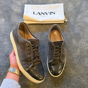 Lanvins - Säljer nu dessa riktigt feta lanvins i storlek 43/uk 9! Grå mocca med en glänsig captoe, perfekt till sommaren! Skick: 9/10, skor och två dustbags ingår! Hör av er vid minsta fundering, pris är ej hugget i sten🌟🙌🏽🍾