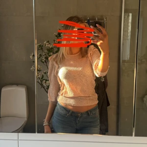Rosa topp/blus med volangdetaljer -  Super snygg ljus rosa topp/blus med volangdetaljer på sidorna💞