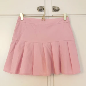 Söt Plisserad Rosa Kjol - Otroligt gullig rosa kjol från Primark! 🩷 Aldrig använd utan endast testad (för bilden bland annat ♡) så den är i nyskick 🎀 Storlek EU 40