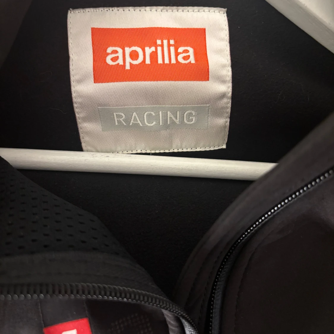Svart och orange racingjacka från Aprilia - 4