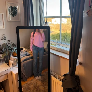 Rosa sweatshirt - Säljer en rosa sweatshirt med normal passform. Tröjan har långa ärmar och en klassisk rund halsringning. Perfekt för en avslappnad stil.