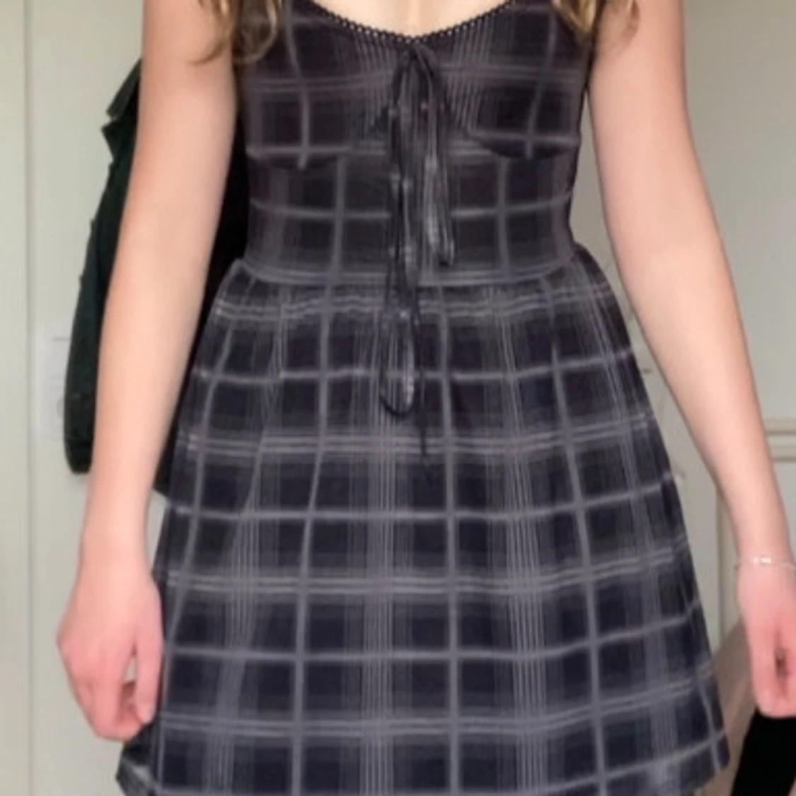 Svart och grå rutig klänning - 1