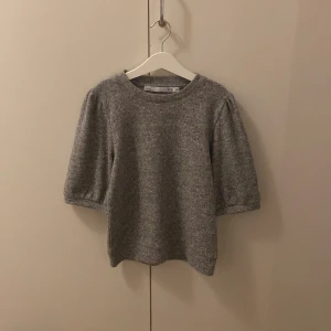 Grå tröja från 157 - Säljer en grå tröja från 157 i storlek XS.  