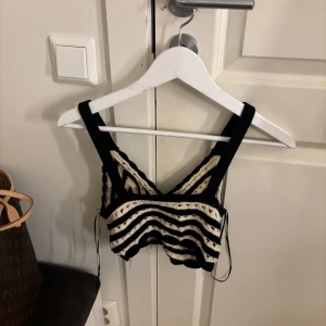 Svartvit randig topp från ginatricot - Säljer denna topp från bianca ingrossor kollektion med ginatricot i storlek S. 