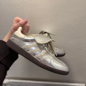 Adidas Wales bonner  - Adidas Wales bonner, silvriga skor. Storlek 38. Köpa för 2799 på Vinted (har ej kvitto) så kan ej garantera att de är äkta. Nypris 4499. Super fina och i bra skick! 