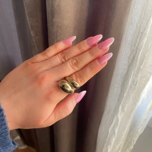 Guldfärgad ring - Guldring i rostfritt stål ifrån raglady. Tror att måttet på den är 17,5.