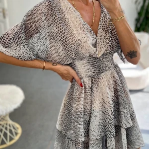 Mönstrad klänning från Zara - Säljer en snygg mönstrad klänning från Zara storlek m men passar xs-s också