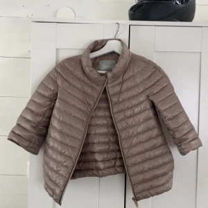 Beige pufferjacka från Herno - Säljer denna superfina jackan från Herno. Jackan har en dragkedja framtill och trekvartsärmar. Skriv för fler bilder