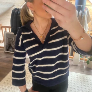 Marinblå och vit randig tröja från H&M - marinblå tröja med vita ränder från H&M i storlek xs🩷