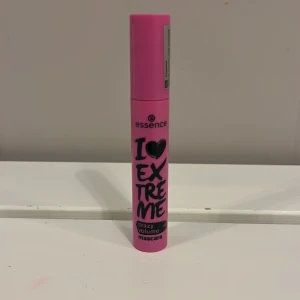 Essence I Love Extreme Crazy Volume Mascara - Säljer en Essence I Love Extreme Crazy Volume Mascara i en snygg rosa förpackning. Den ger dina fransar extrem volym och en intensiv look. Perfekt för att få till den där dramatiska effekten!