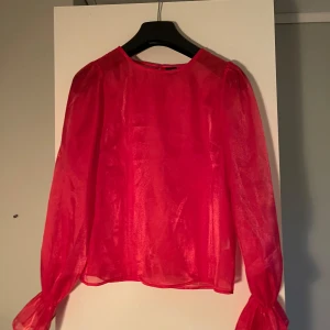 Rosa Topp - Superfin rosa topp i lite genomskinlig material! Köpt här på Plick men har aldrig använts! Storlek 38 men skulle säga att den även passar en 36a! Skriv vid frågor❣️