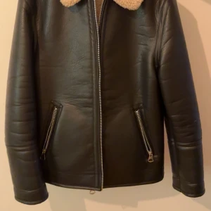 Olivgrön overshirt med knappar - Snygg olivgrön overshirt med knappar och två bröstfickor. Perfekt för lager-på-lager-stil och ger en avslappnad look. Passar bra till både jeans och chinos.