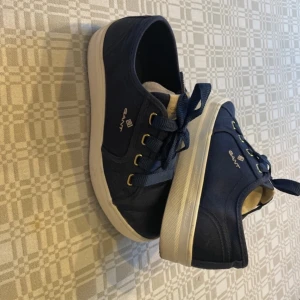GANT Mörkblå sneakers - Snygga mörkblå sneakers från Gant med vita sulor och snörning. Knappt använda så är fortfarande i super bra skick!