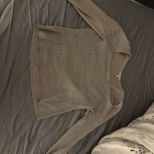 Beige ribbad tröja💕 - Säljer en stilren beige ribbad tröja från H&M. Tröjan har långa ärmar och en enkel design. Tröjan är stretchig och väldigt skön!💕