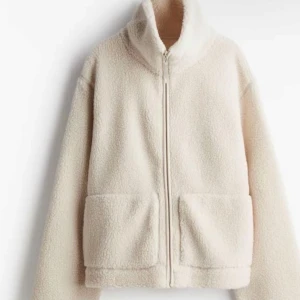  teddyjacka  - Vet inte om det är just denna men säljer min Teddy jacka från Carin Wester. Köpte för 800 kr. Kan skicka bilder på min Teddy jacka vid kontakt. Säljer pga att de inte kommer till användning. Har ett lite hål som är nu är sytt som inte syns därefter förekommer priset☺️☺️